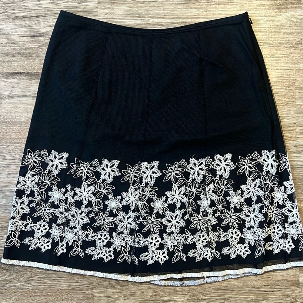 White House Black Market EMBROIDERED
NYLON Skirt Size 8 Black White Floral